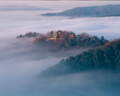 雲海に浮かぶ備中松山城を望む展望台